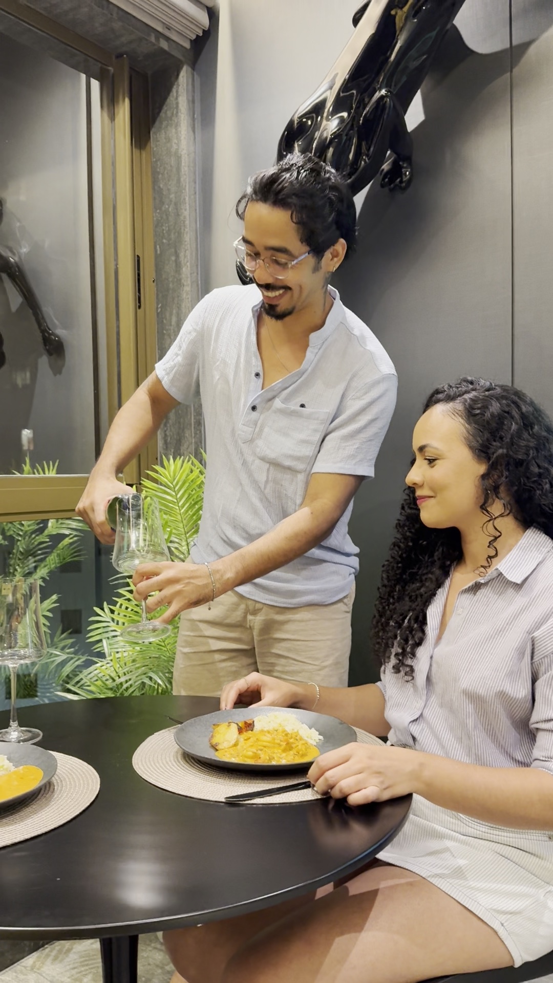 Ed Estrella servindo uma cliente à mesa em uma experiência de Personal Chef