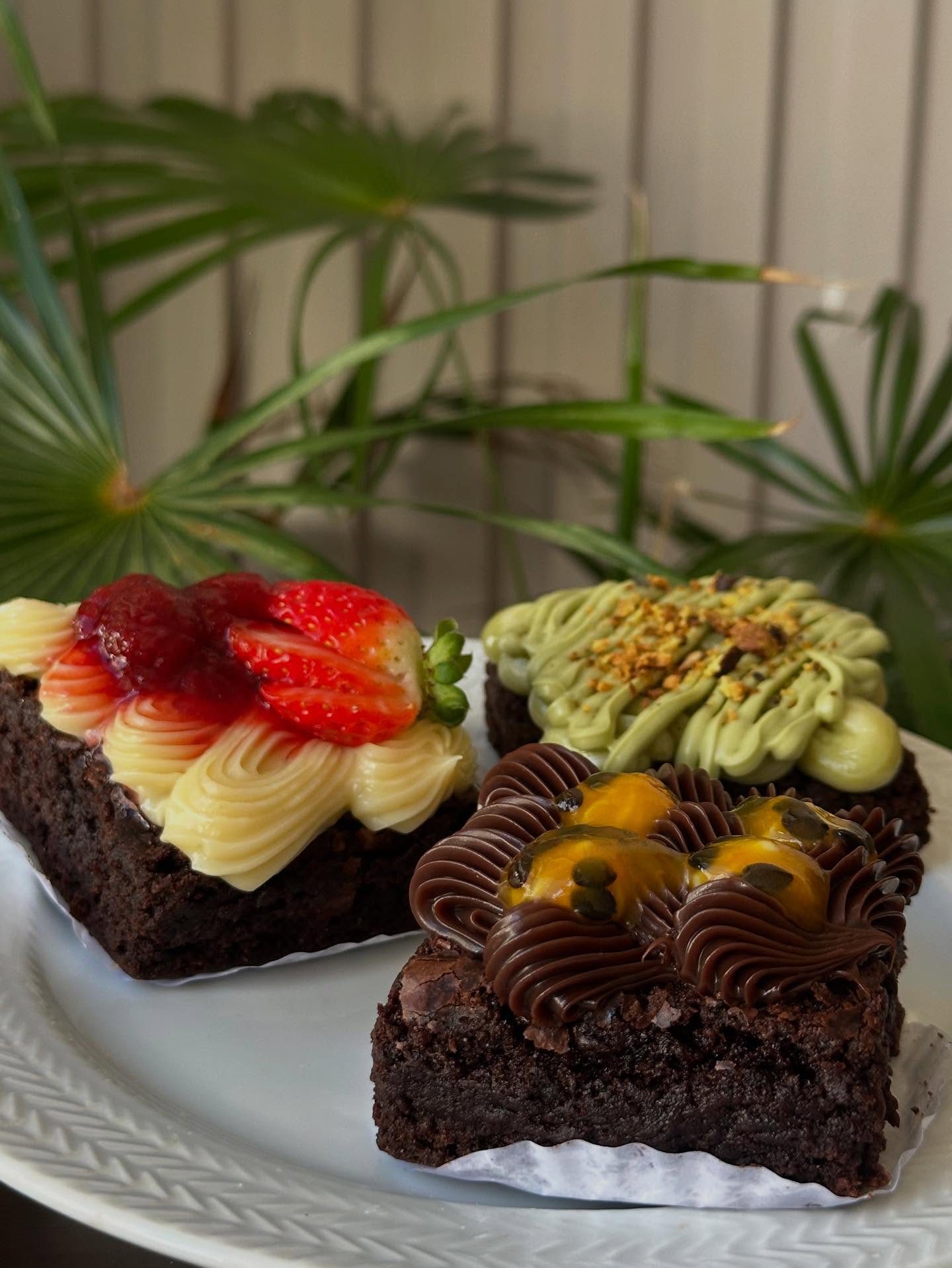 Brownies — Ninho com morango, pistache e chocolate com maracujá