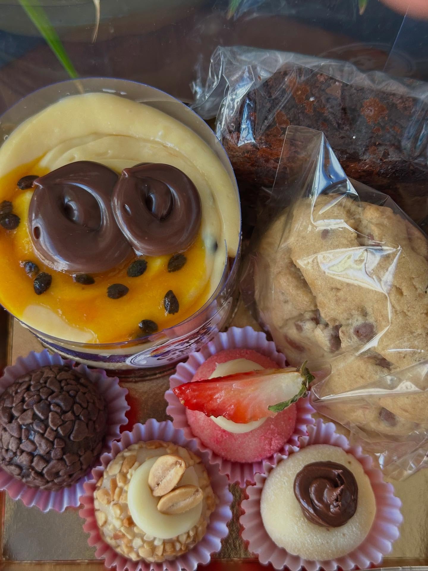 Combo presente — brownie, cookies, mini bolo e docinhos