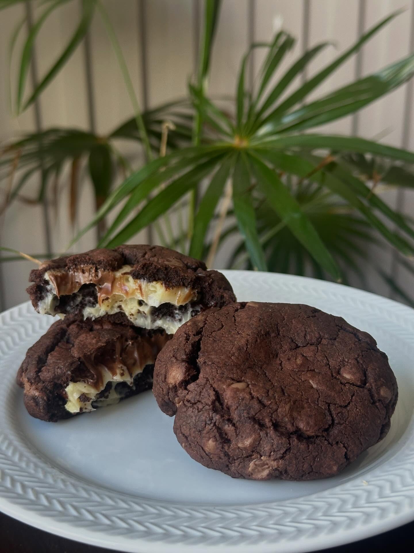 Cookies de chocolate e amendoim com recheio de Ninho