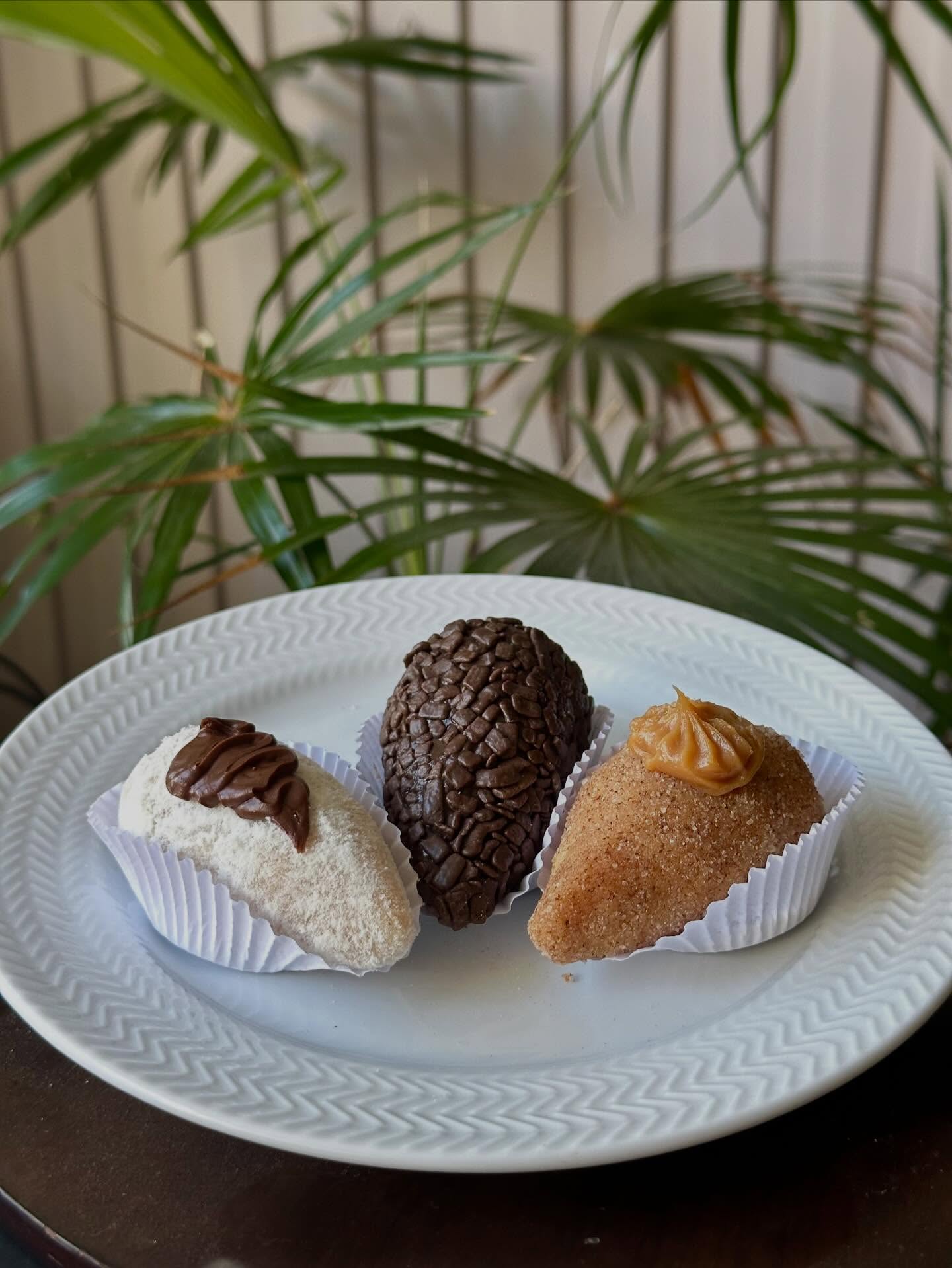 Doces com morango — Ninho com Nutella, chocolate e churros