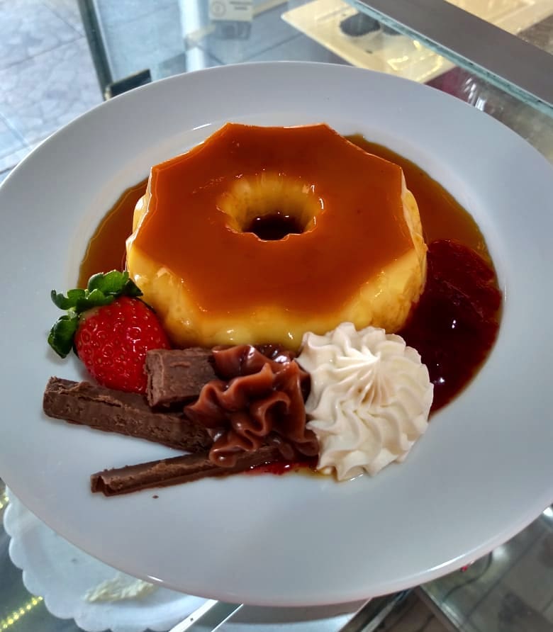 Pudim decorado com chocolate e morango