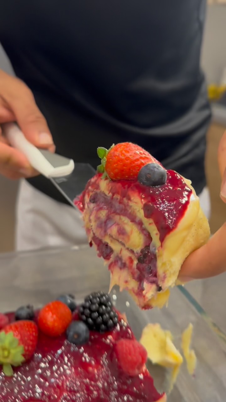 Rocambole de baunilha, Laka Ninho e frutas vermelhas