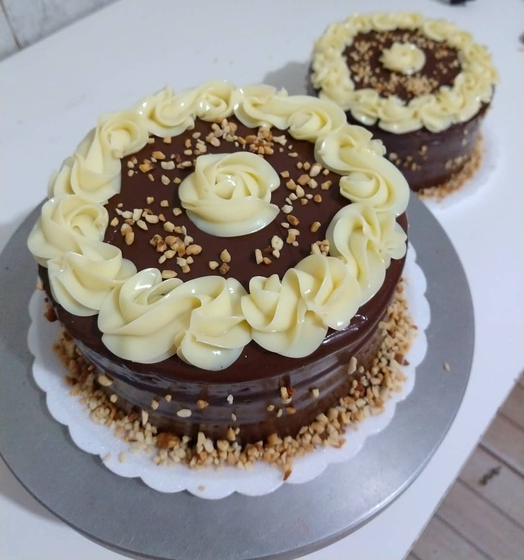 Bolo com cobertura de chocolate e creme branco