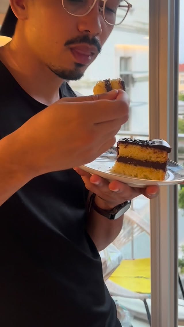 Bolo de limão-siciliano com chocolate amargo