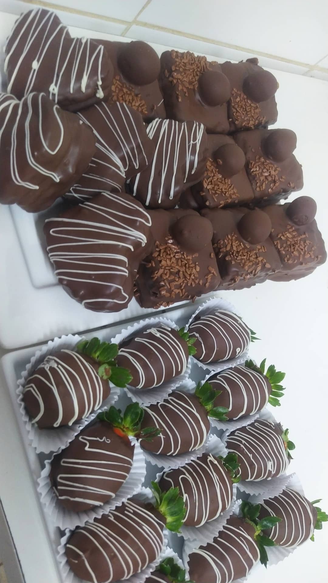 Doces e morangos banhados em chocolate