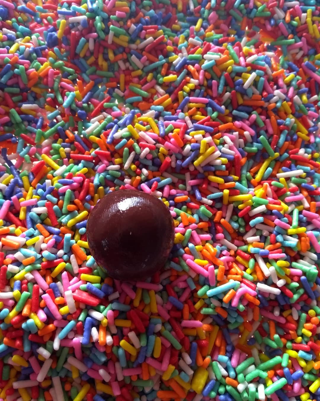 Docinho de chocolate com granulado colorido