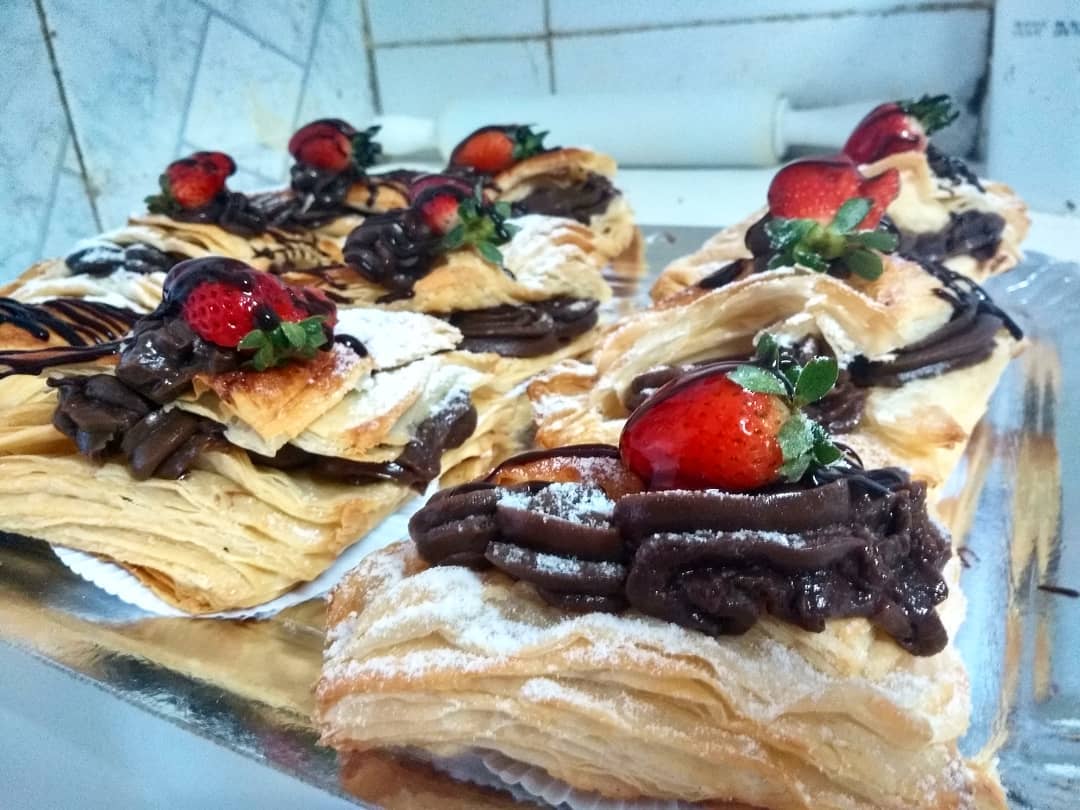 Folhados com chocolate e frutas