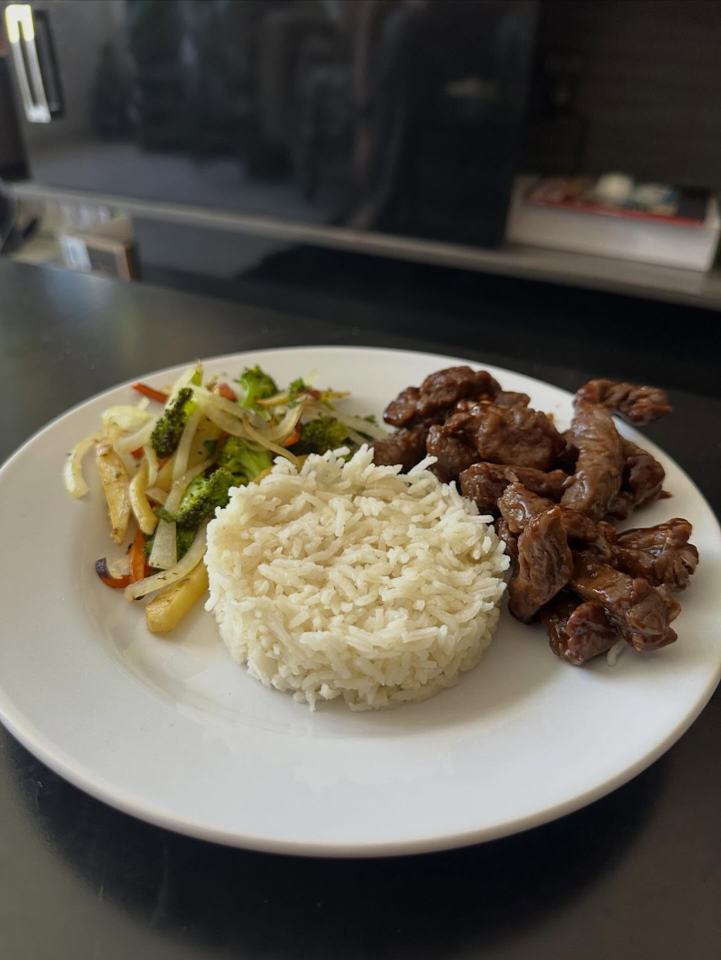 Prato de gastronomia brasileira — arroz, carne e legumes
